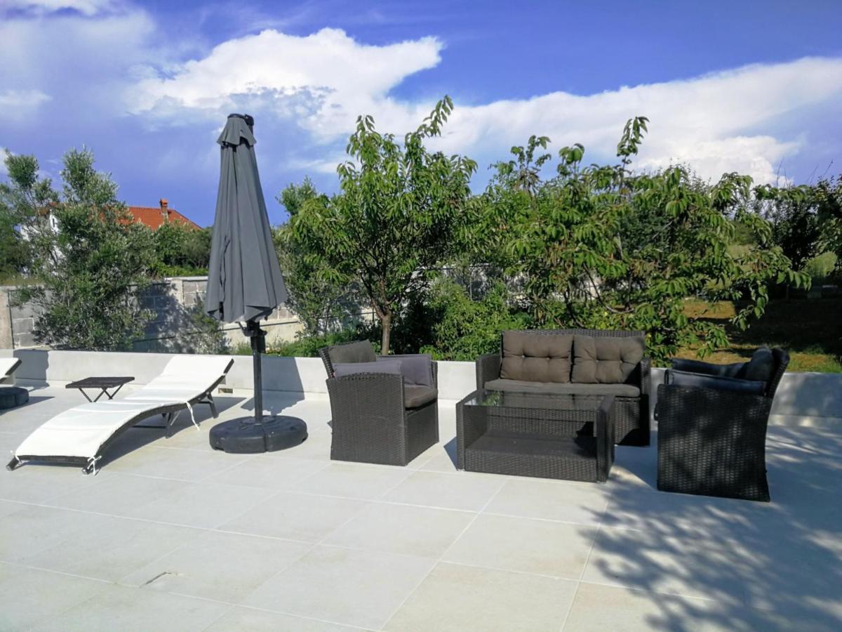 Villa Flora Maris Apartments Привлака Екстериор снимка