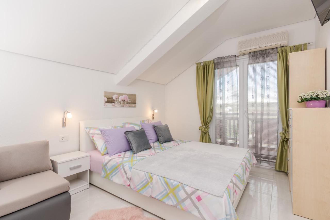 Villa Flora Maris Apartments Привлака Екстериор снимка