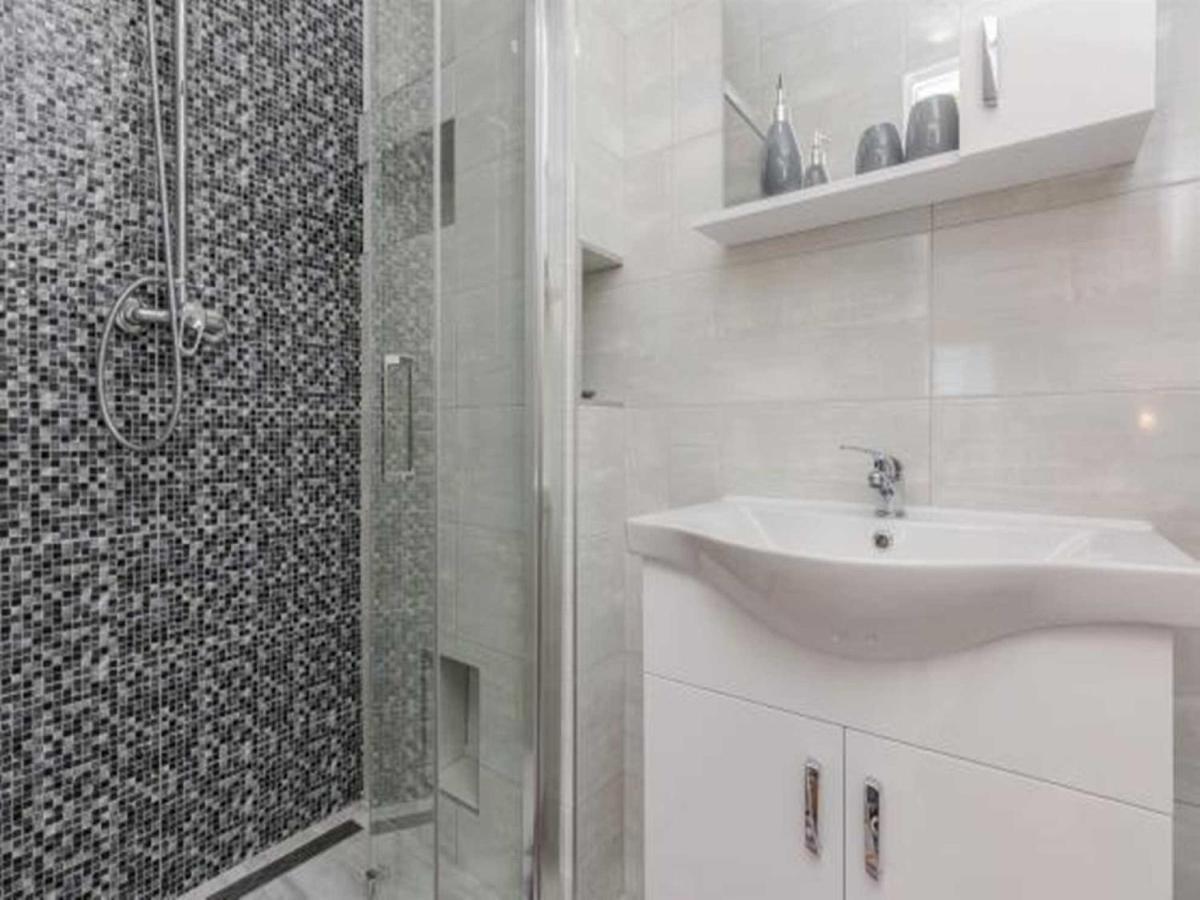 Villa Flora Maris Apartments Привлака Екстериор снимка