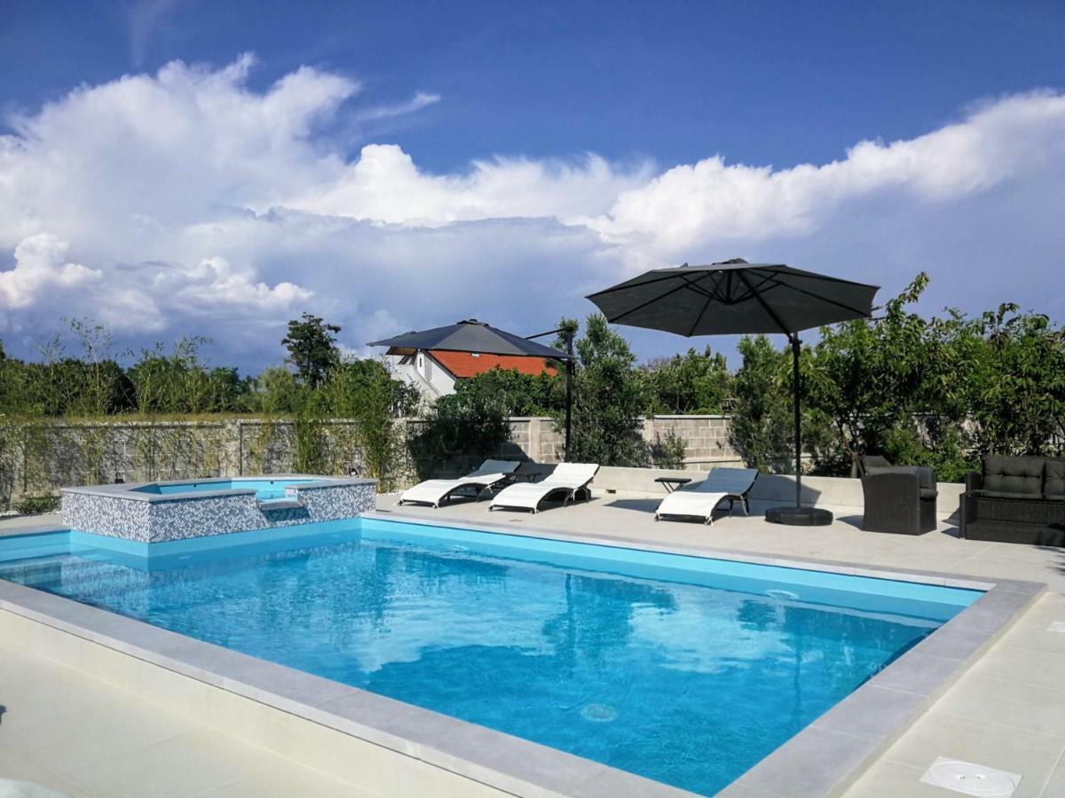 Villa Flora Maris Apartments Привлака Екстериор снимка